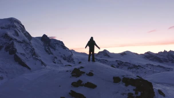 Vista Del Hombre Levantando Las Manos Cima Colina Oscuridad Con — Vídeos de Stock