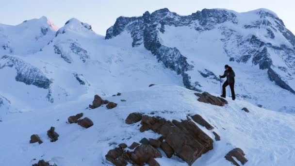 Vzdušný Let Kolem Horského Vrcholu Hiker Šplhá Švýcarských Alpách Koncepce — Stock video
