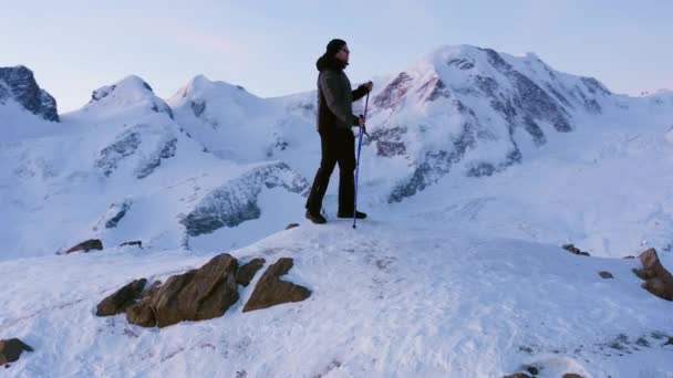 在山顶进行空中飞行 徒步旅行攀登瑞士阿尔卑斯山 冒险概念 — 图库视频影像
