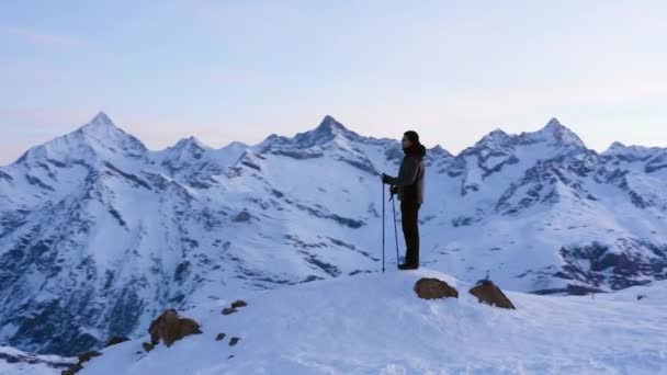丘の上に立ち 景色を見下ろすハイキングスティックを持つ男 — ストック動画