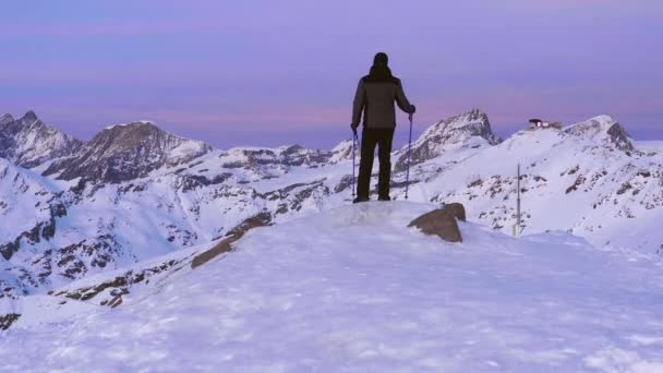 Man Het Aantrekken Van Handen Met Wandelstokken Terwijl Staande Heuveltop — Stockvideo