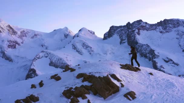 Luftflug Den Berggipfel Bergsteiger Auf Den Schweizer Alpen Abenteuerkonzept — Stockvideo