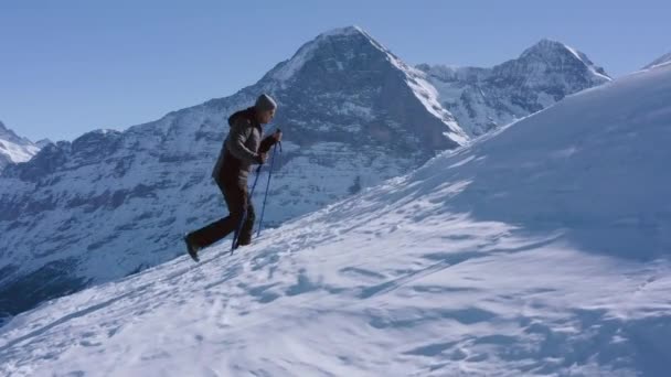 Lucht Vlucht Rond Bergtop Wandelaar Klimmen Zwitserse Alpen Adventure Concept — Stockvideo