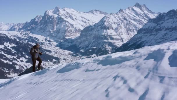 Vuelo Aéreo Alrededor Mountain Peak Hiker Escalada Los Alpes Suizos — Vídeos de Stock