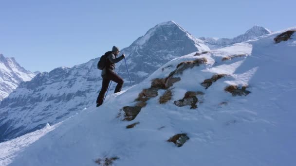 Vuelo Aéreo Alrededor Mountain Peak Hiker Escalada Los Alpes Suizos — Vídeo de stock