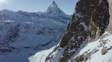 Dağ Zinciri Manzara İsviçre Alpleri Üzerinde Güzel Kış Hava Uçuş. Macera Yürüyüşü. Seyahat Konsepti. Uhd 4k