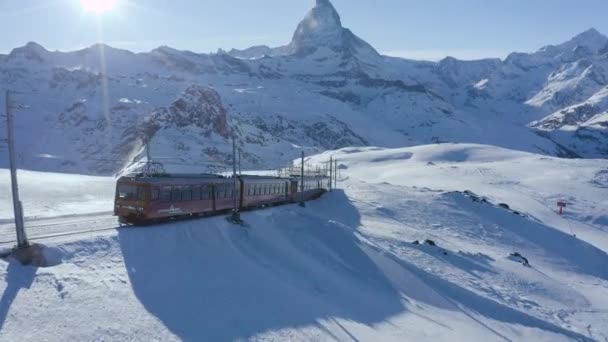 Pociąg Porusza Się Snowy Górskich Krajobrazie — Wideo stockowe