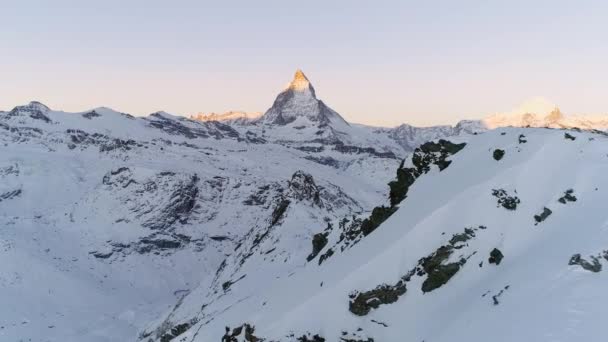 山の鎖の風景スイスアルプスの上に美しい冬の空中飛行 アドベンチャーハイキング 旅行コンセプト ウード — ストック動画