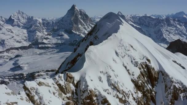 Mooie Winter Antenne Vlucht Bergketen Landschap Zwitserse Alpen Avontuurlijke Wandeltochten — Stockvideo