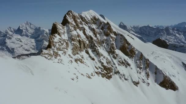 山の鎖の風景スイスアルプスの上に美しい冬の空中飛行 アドベンチャーハイキング 旅行コンセプト ウード — ストック動画
