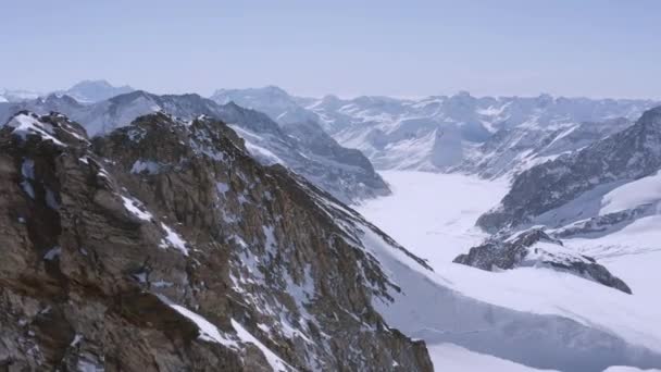 Красивий Політ Зиму Повітряних Польотів Над Гірськими Ланцюгами Ландшафту Швейцарських — стокове відео