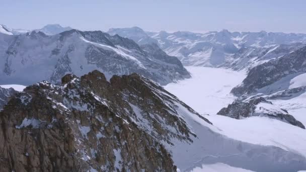 Hermoso Vuelo Aéreo Invierno Sobre Cadena Montañosa Paisaje Alpes Suizos — Vídeo de stock