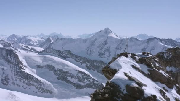 Hermoso Vuelo Aéreo Invierno Sobre Cadena Montañosa Paisaje Alpes Suizos — Vídeo de stock