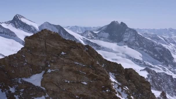 Hermoso Vuelo Aéreo Invierno Sobre Cadena Montañosa Paisaje Alpes Suizos — Vídeo de stock