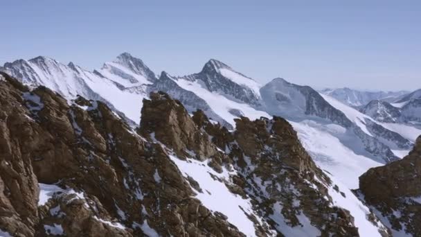 山の鎖の風景スイスアルプスの上に美しい冬の空中飛行 アドベンチャーハイキング 旅行コンセプト ウード — ストック動画
