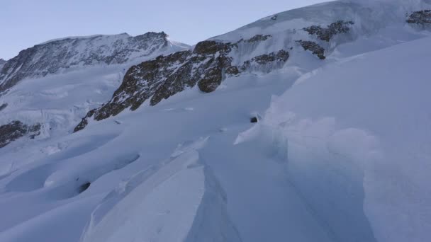 Vacker Vinter Antenn Flygning Över Bergskedjan Landskap Schweiziska Alperna Äventyrsvandring — Stockvideo