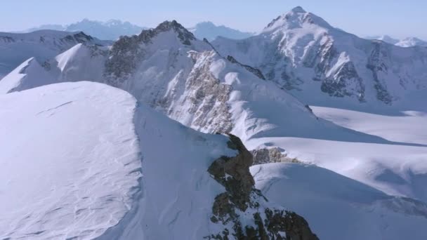 Hermoso Vuelo Aéreo Invierno Sobre Cadena Montañosa Paisaje Alpes Suizos — Vídeos de Stock