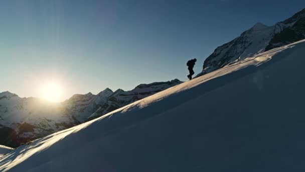 山のピークの周りの空中飛行 スイスアルプスに登るハイカーのシルエット アドベンチャーコンセプト — ストック動画