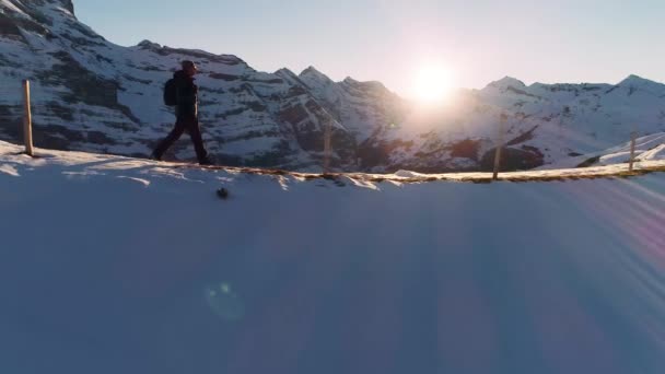 Воздушный Полет Вокруг Горного Пика Силуэт Альпиниста Скачущего Швейцарским Альпам — стоковое видео