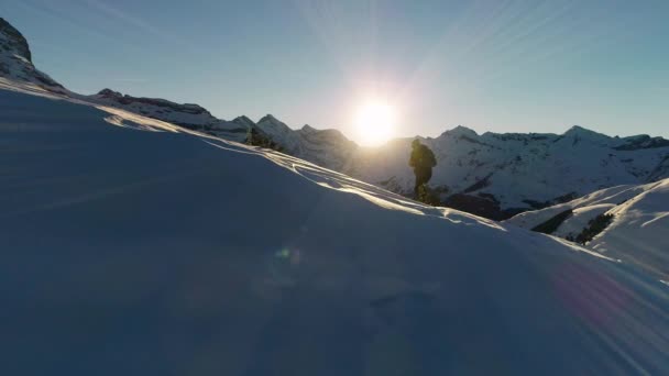 Vzdušný Let Kolem Horského Vrcholu Silueta Hikera Šplhá Švýcarských Alpách — Stock video