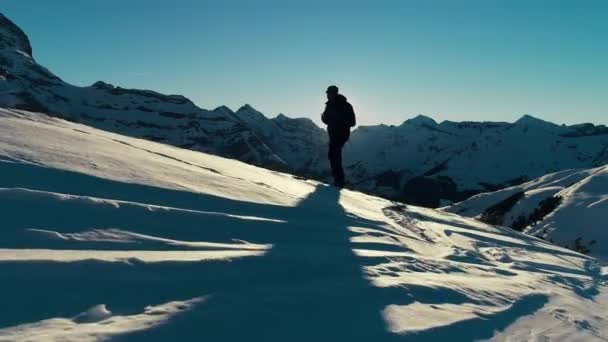 Luftflug Den Berggipfel Silhouette Des Bergwanderers Auf Den Schweizer Alpen — Stockvideo