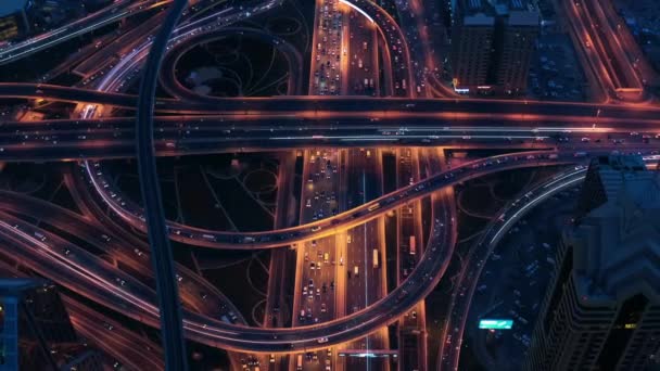 Городской узел обгоняет информационный поток в ночное время Виртуальная реальность Ai 5g Сетевой беспилотник Низкий свет 4k — стоковое видео