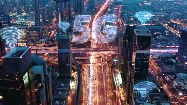 都市のパノラマスカイライン日没後の空中ドローン飛行未来技術愛5gネットワークドローン低光4k — ストック動画