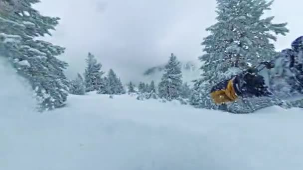 POV Man op snowboard Extreme Snowboarden downhill Wintervakantie Vrijheid Natuur Sneeuw Vrije tijd 360 groothoek Slow Motion 8k Hdr — Stockvideo