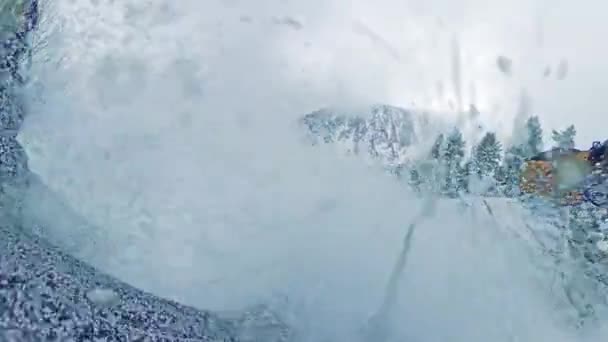 Snowboard Männlich Rider Extreme Snowboarden Steile Hänge Bäume Winterurlaub Freiheit Natur Schnee Freizeit 360 Weitwinkel Slow Motion 8k Hdr — Stockvideo