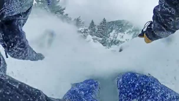 POV Snowboarder Extreme Snowboarden Een helling Bomen Wintersport Vrijheid Natuur Sneeuw Vrije tijd 360 Brede hoek Slow Motion 8k Hdr — Stockvideo