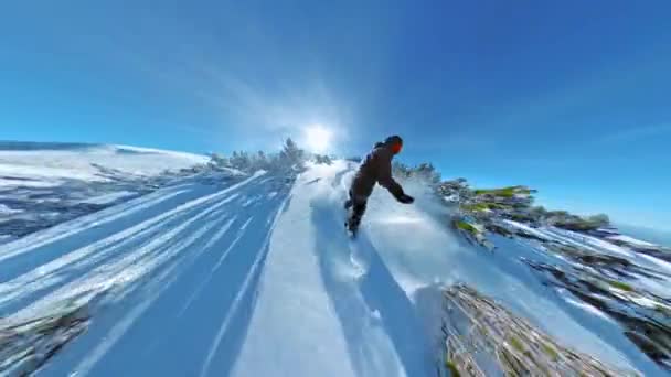 スノーボード男子ライダーが山の木を滑り降りる極端な冬のライフスタイルアクション極端な雪の冒険360ワイドアングルスローモーション8kの博士 — ストック動画