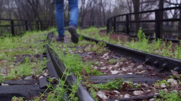 Tourist Walking On Abandoned Railway Camera Tracking Tijdens de winter Eenzaamheid Sociale Beperkingen Slow Motion 4k Hdr — Stockvideo