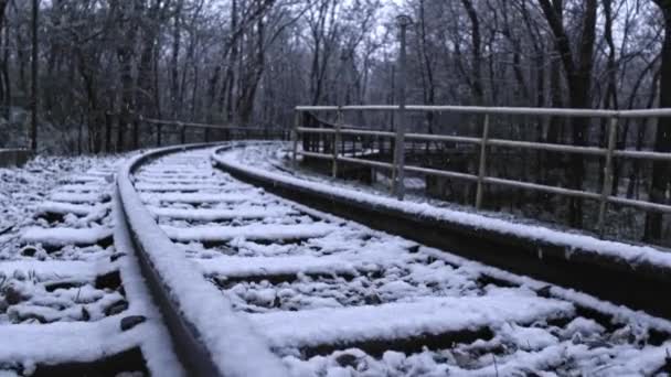 Snöig järnväg spår skott kamera spårning under snöstorm sociala avstånd sociala restriktioner Slow Motion 4k Hdr — Stockvideo
