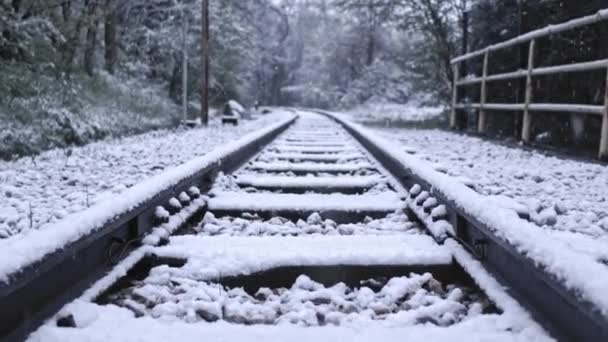 Snowy Railroad Track Shot Camera Tracking Während Schneesturm Soziale Distanz Einsamkeit Zeitlupe 4k Hdr — Stockvideo