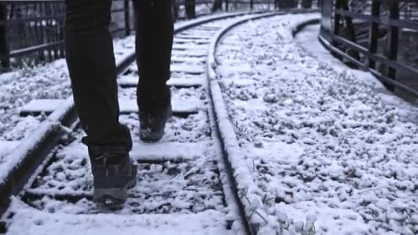 Randonnée Touristique Sur Caméra De Chemin De Fer Neige Désertée Suivi Pendant La Solitude D'hiver Distance Sociale Mouvement Ralenti 4k Hdr — Video