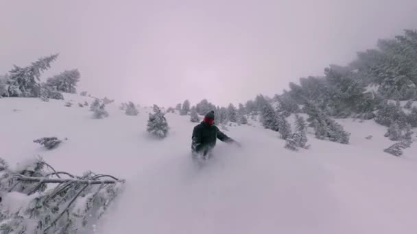 人生を求める霧の山の危険を雪の極端なスノーボードに乗って男アクション極端な雪の冒険360ワイドアングルスローモーション8kのHdr. — ストック動画