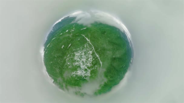 Панорамний вид 360 дрон літає над спотвореним туманним лісом під час холодного дня туризму Зимовий стиль життя Природа 360 Широкий кут Повільний рух 8k Hdr — стокове відео