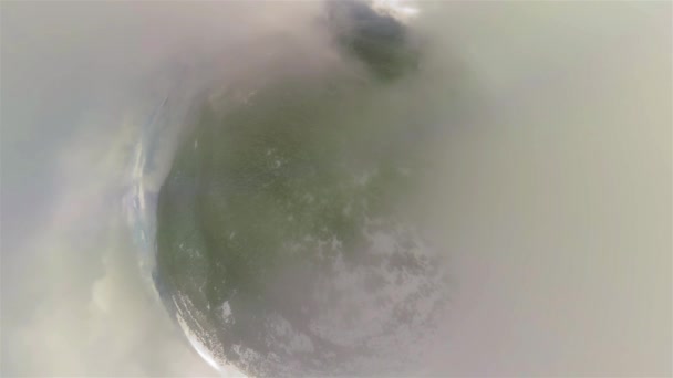 Drone Aerial Shot 360 che vola sopra la foresta nebbiosa distorta durante le vacanze di giorno fredde Stile di vita della natura invernale 360 Angolo ampio Movimento lento 8k Hdr — Video Stock