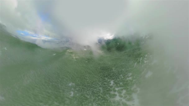 Vista panorámica 360 Drone volando sobre montañas brumosas durante el día nublado turismo invierno naturaleza estilo de vida 360 gran angular cámara lenta 8k hdr — Vídeos de Stock