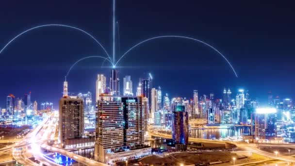 Imágenes aéreas inteligentes del dron de la ciudad Arcos de información del holograma que forman durante la red de comunicación Red futurista y tecnología Drone 5G Luz baja 4k — Vídeo de stock