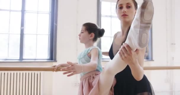 Учитель балету, який навчає дітей на балеті Дисципліновані діти, які посміхаються в поволі червоніють — стокове відео