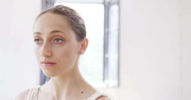 Ung ballerina Öva Koreografi Klassisk balett repetition Bestämning Konst Form Koncept Slow Motion Röd Epic — Stockvideo