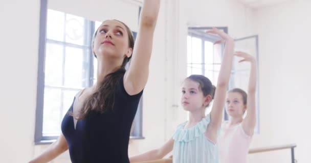 Ballerina onderwijs kleine meisjes gelukkig kleine ballerina 's onderwijs kinderen glimlachen slow motion rood epos — Stockvideo