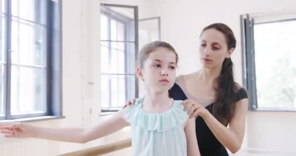 Преподаватель балета инструктирует детей разминаться упражнения развития начинающего детства Медленное движение Красная эпопея — стоковое видео