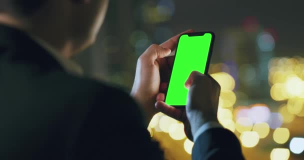 Un tânăr de succes care utilizează smartphone-ul în oraș Skyline Urban Landscape Instafamous Night Downtown Slow Motion Red Epic 8k — Videoclip de stoc