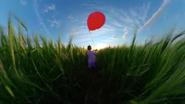 Hermosa niña divirtiéndose con globos durante las vacaciones Restricciones de viaje Familia feliz 360 Vr filmación Primera persona 8k cámara lenta — Vídeos de Stock