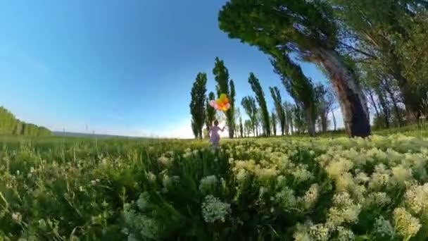 Красива дівчина розважається з повітряними кулями під час карантину обмеження подорожей Щаслива сім'я 360 Vr Кадри від першої особи 8k повільний рух — стокове відео