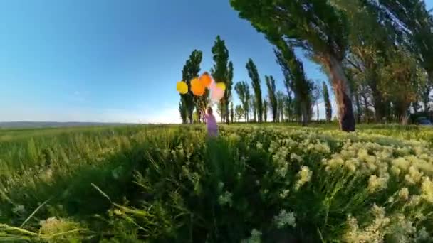 Widok z tyłu młodej dziewczyny bawiącej się z balonami podczas wakacji Happy Childhood 360 Vr Video First Person 8k Slow Motion — Wideo stockowe