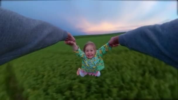 POV schöne kleine Mädchen mit Spaß während Sonnenuntergang Urlaub Vater Spinning Little Girl Happy Childhood 360 Vr Filmmaterial erste Person 8k Zeitlupe — Stockvideo