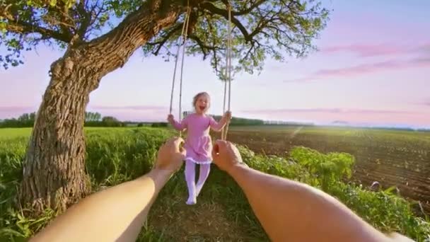 POV Padre oscillare suo figlio giocare sotto un albero durante il tramonto restrizioni di viaggio felice famiglia 360 Vr filmato prima persona 8k rallentamento — Video Stock